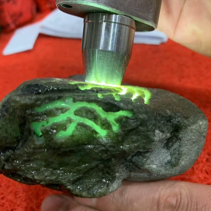 缅甸翡翠原石莫西沙,公盘料最后两个,开窗后打灯全身通透