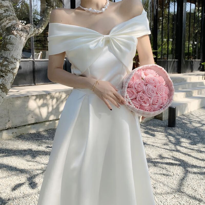 qvnl一字肩晚礼服女高级感生日聚会小礼裙修身白色露肩抹胸收腰蝴蝶结