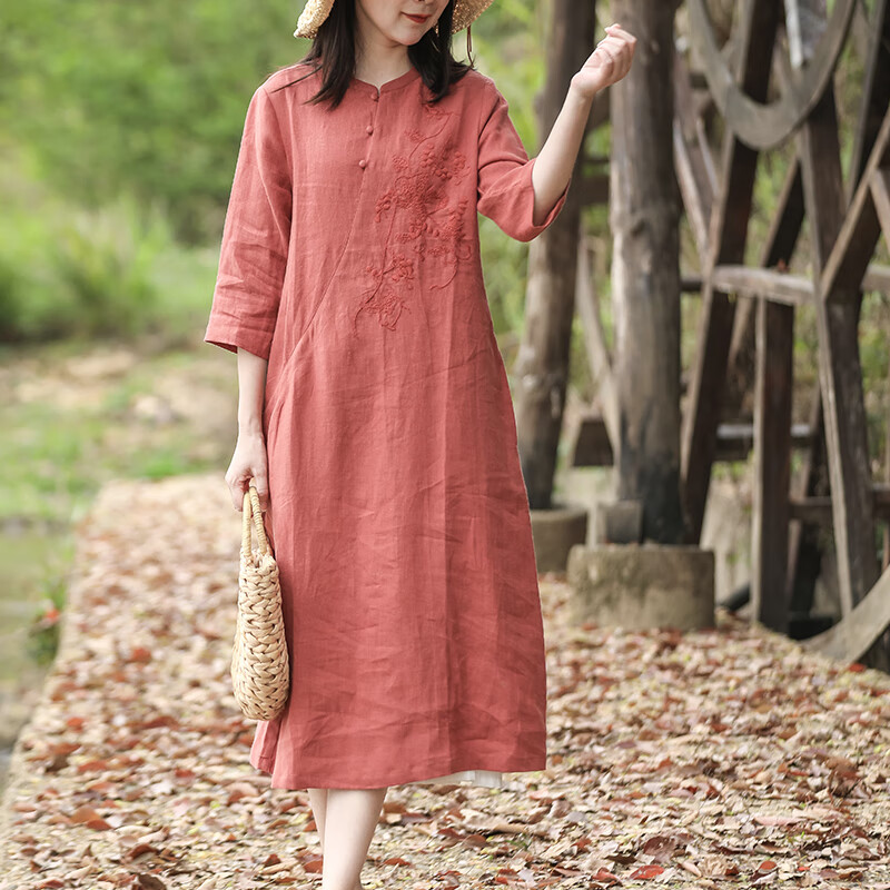 乱在江南民族风刺绣亚麻连衣裙中袖夏季新品简约自然复古中长裙 锈红色 S