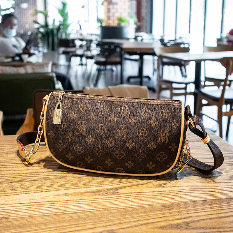 lvboyi挎腰包女时尚单肩2023包包小包女胸包洋气饺子斜新款百搭宽带