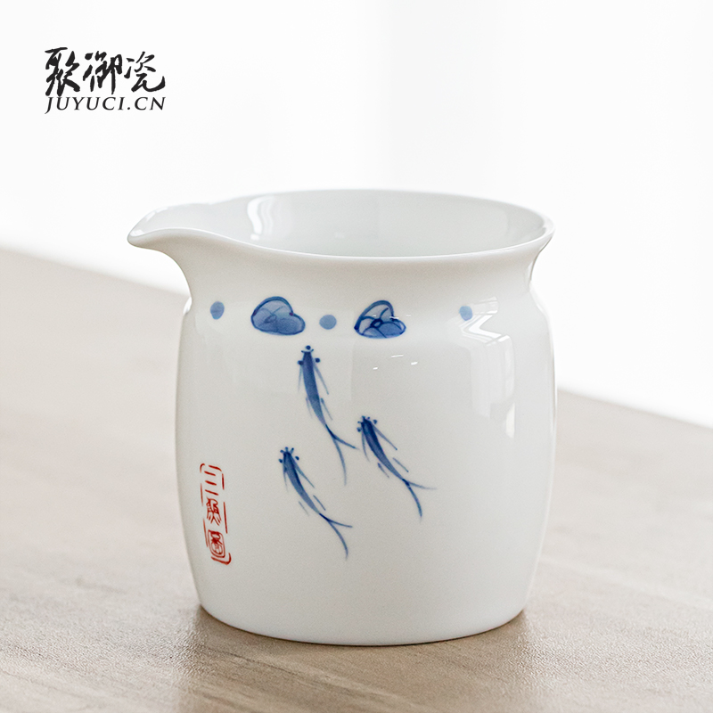 聚御瓷 品茗杯釉下彩手繪青花瓷茶杯 小魚茶杯陶瓷茶盞功夫茶杯套裝家用 【三魚圖】公道杯 205ml 1只 牛皮紙盒包裝