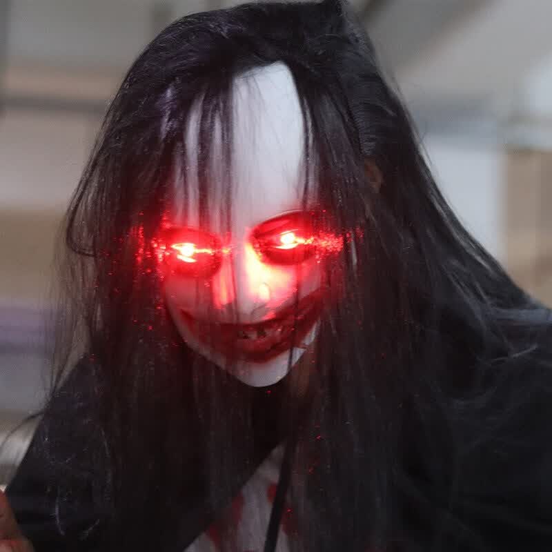可狄挂墙上的万圣节恐怖鬼脸面具眼睛发光吓人血腥恶魔头套密室 发光