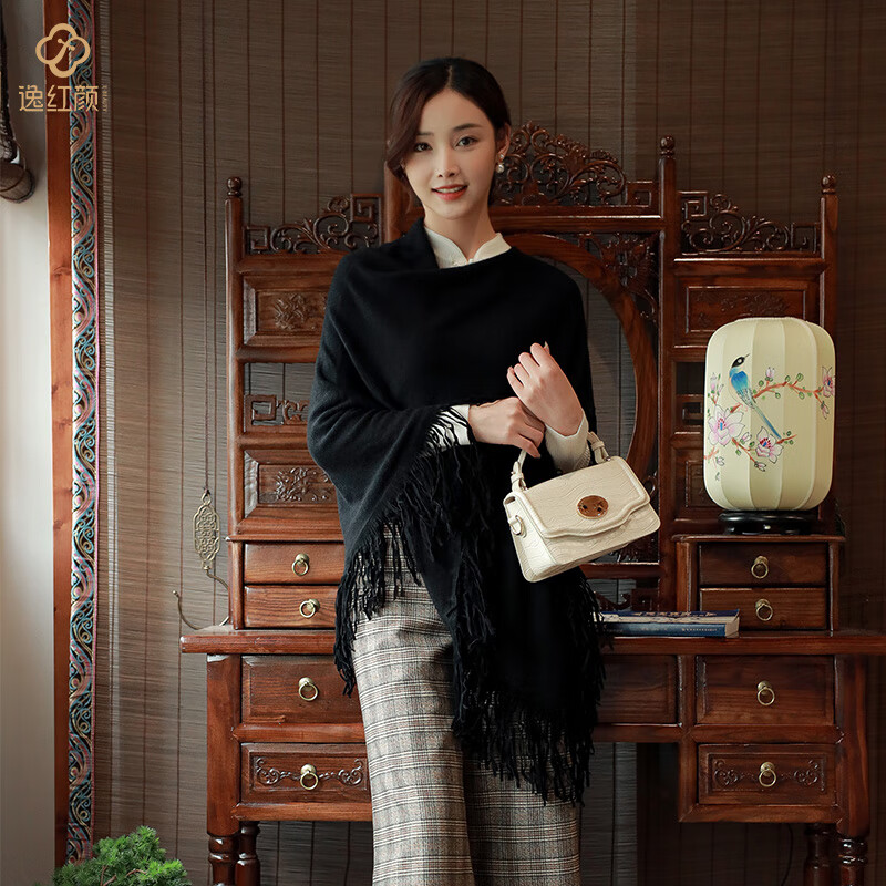 逸紅顔（E.Beauty）逸红颜 烟兰月 2022秋冬新款针织旗袍披肩斗篷外套女流苏保暖外搭 黑色属于什么档次？