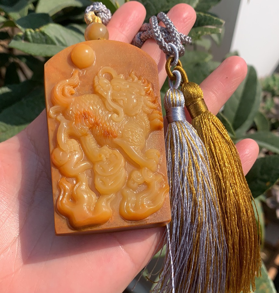 宝钰(k&k)黄龙玉原皮糖心籽料精雕手把玩件证书新款人气