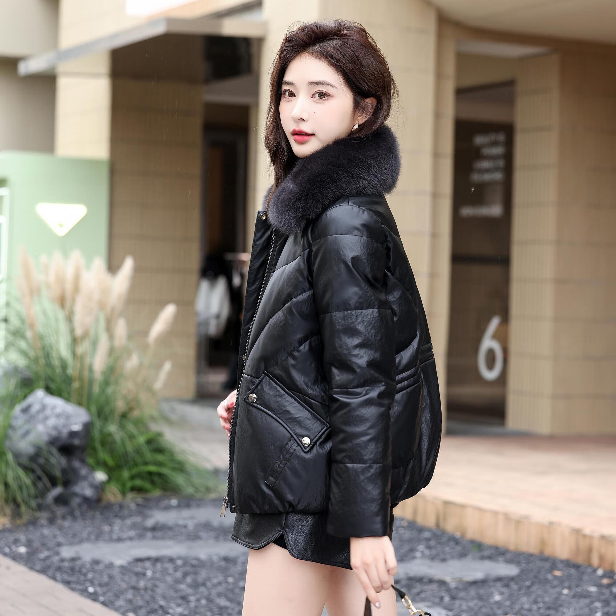 優(yōu)吻（YOUWen）綿羊皮羽絨服女短款2024新款狐貍毛領(lǐng)時(shí)尚設(shè)計(jì)感鵝絨冬季加厚外套 黑色[深灰真狐貍毛] M 85-115斤