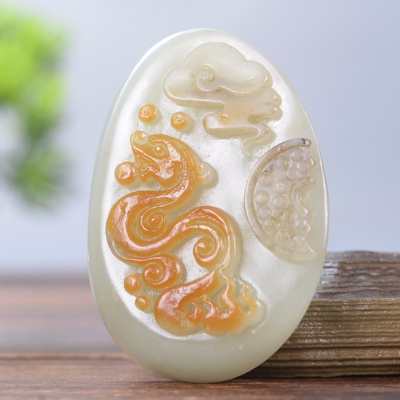 西域玉雕大师新疆和田玉籽料生肖龙玉牌挂件飞龙在天吊坠玉石45克证书