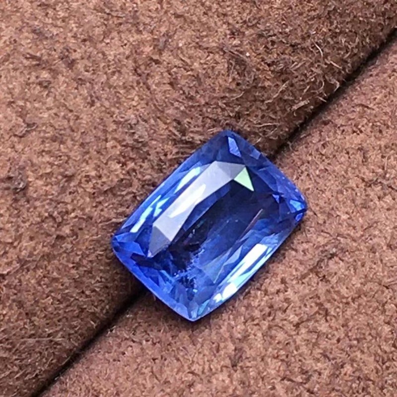 天然无烧矢车菊蓝蓝宝石戒面裸石 颜色好火彩棒晶体较干净切工精湛代