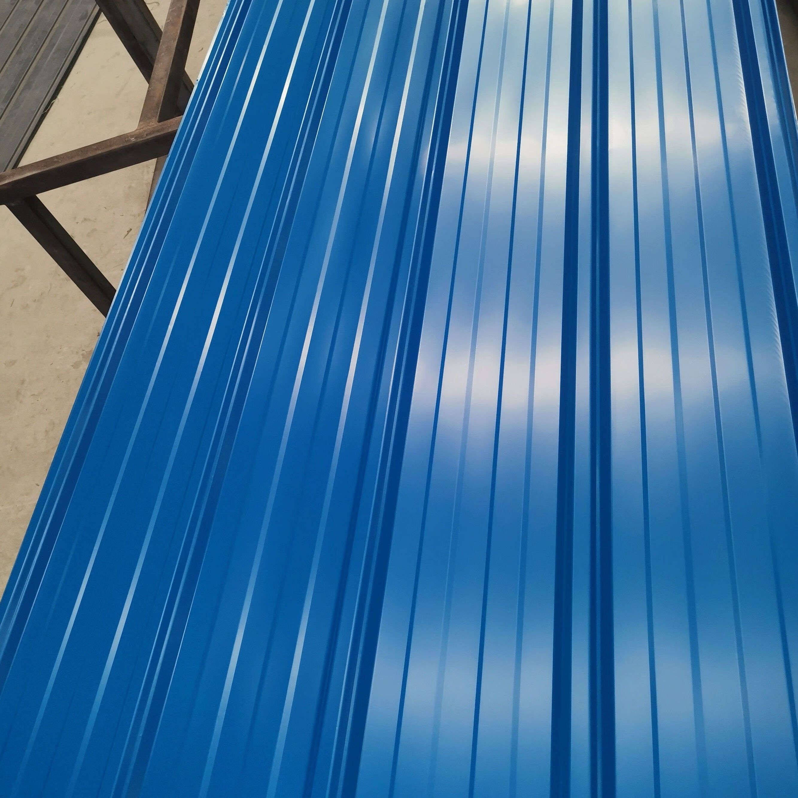 新产品彩钢瓦板铁皮瓦楞房屋顶蓝红白车棚雨篷盖顶防漏工地围墙享动