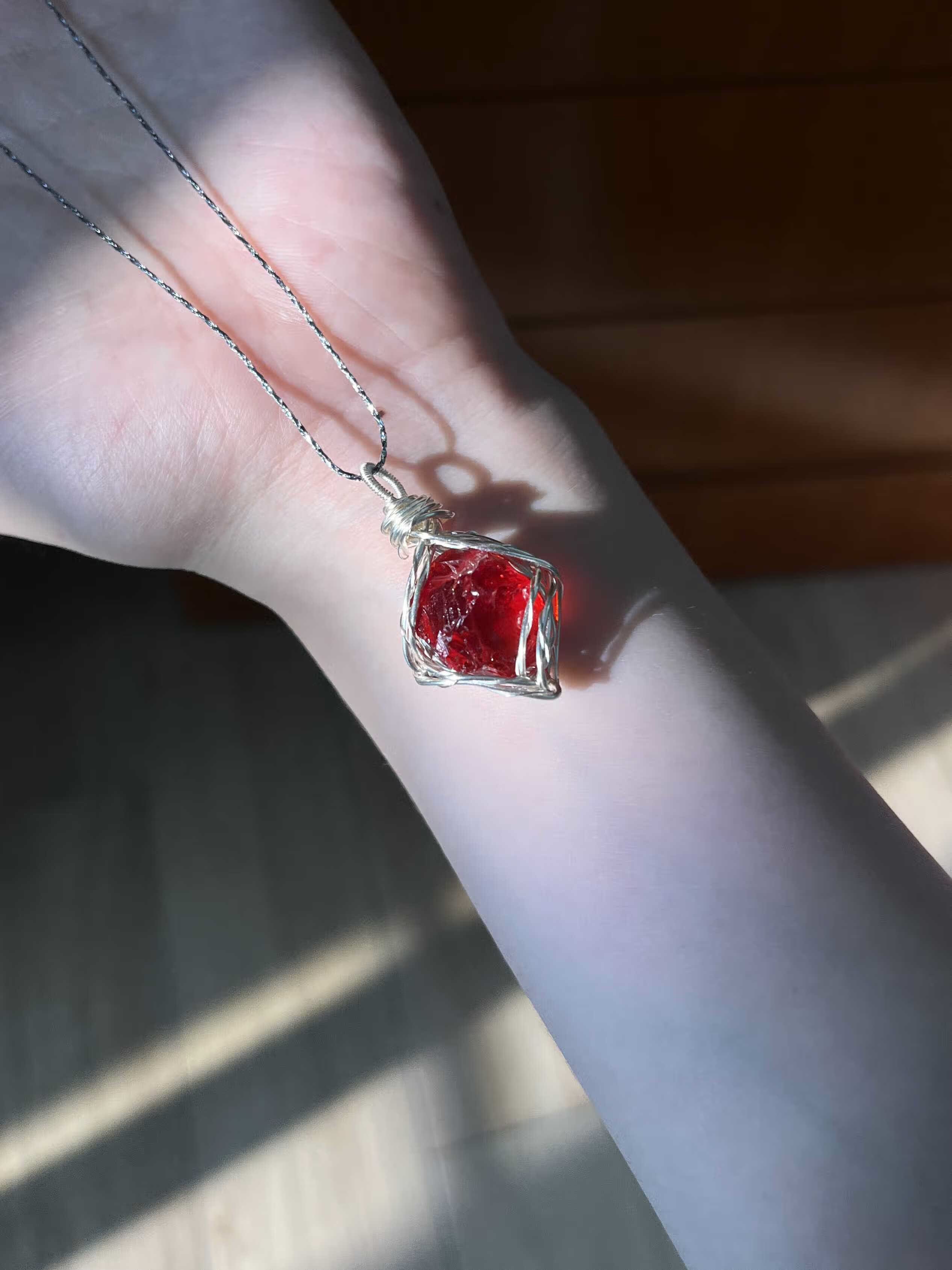 蔻奢蒂(cotti&co)【退潮原创设计】手工绕线琉璃水晶石榴红蛋白石项链