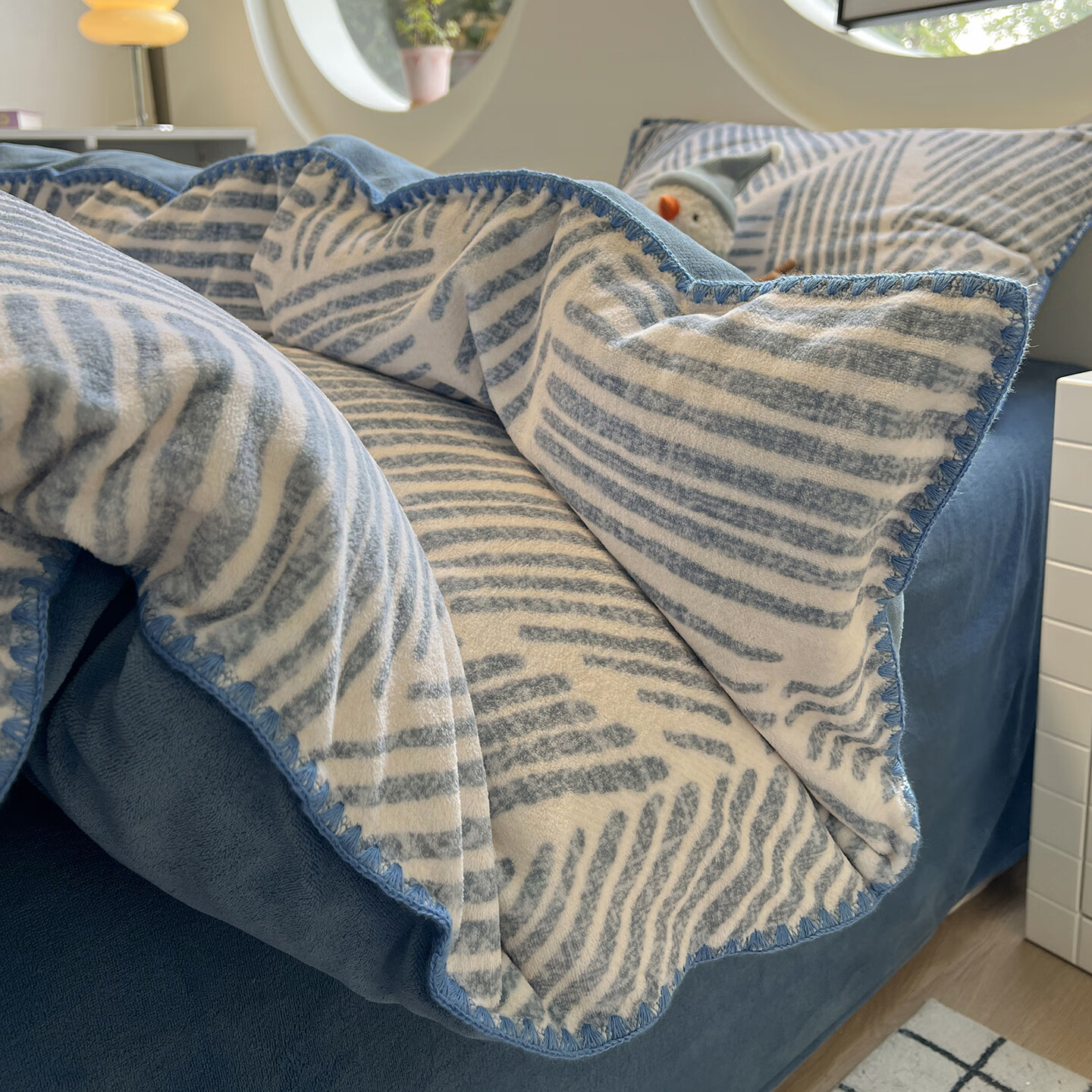 苏萱秋冬季牛奶绒床上四件套2025新款加厚珊瑚绒被套法兰绒床单三件套 秘境-蓝 1.8m 床单款 四件套-被套200x230cm