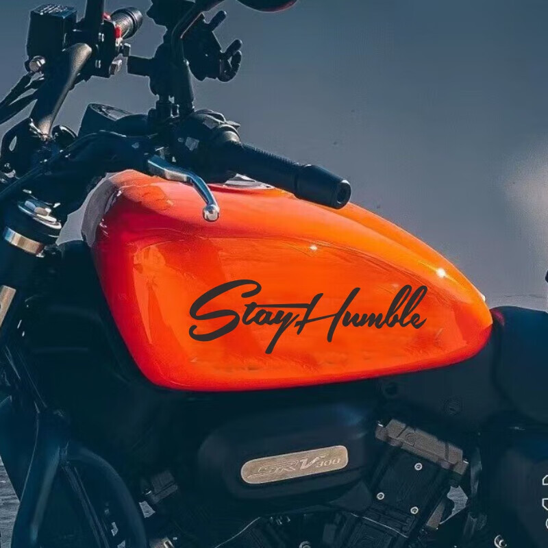 时岛适用24款钱江闪300贴纸350拉花摩托车油箱贴花保持谦虚英文车贴