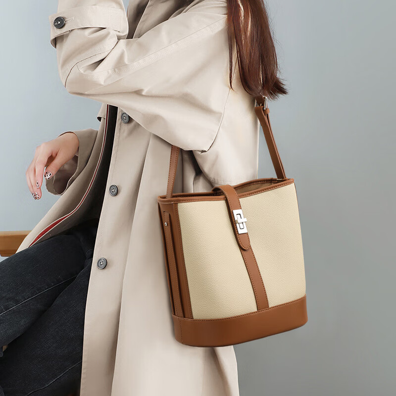 mospoke水桶包包2023新款斜挎女包大容量感秋冬通勤单肩包 米白色