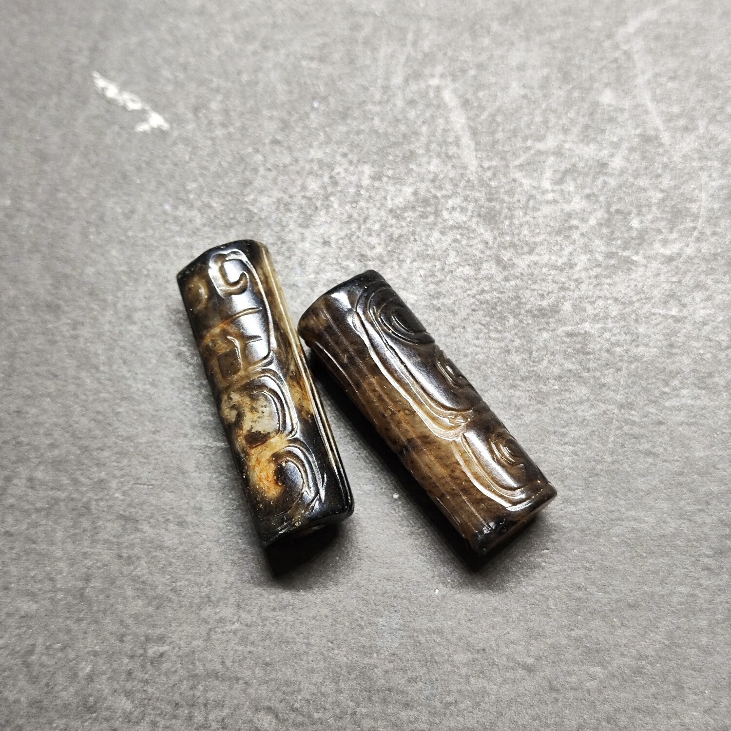 旧藏高古玉和田玉汉代黑漆古沁云纹玉勒子一对