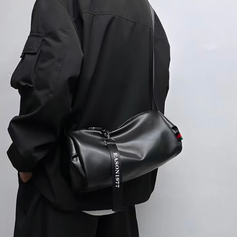 2023新款包包男士斜挎包简约休闲单肩包男潮牌百搭通勤包圆筒挎包 黑色
