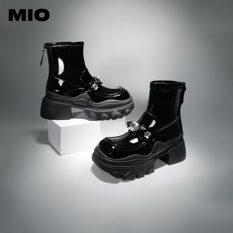MIO米奥冬季显高厚底袜套靴复古瘦瘦靴户外酷飒马丁靴女 黑色 35属于什么档次？
