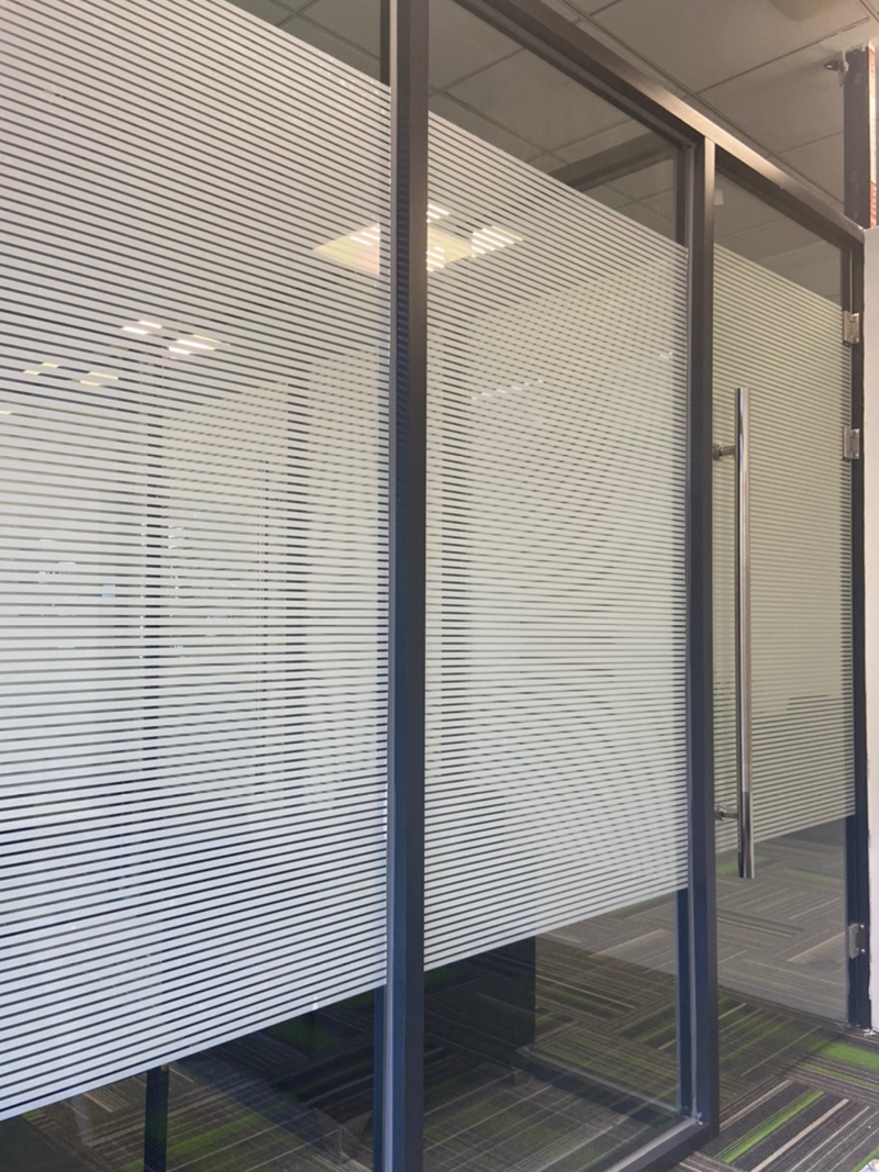 贴纸窗户移门隔断磨砂半透办公室公司条纹玻璃隐私膜 中条百叶(白色))