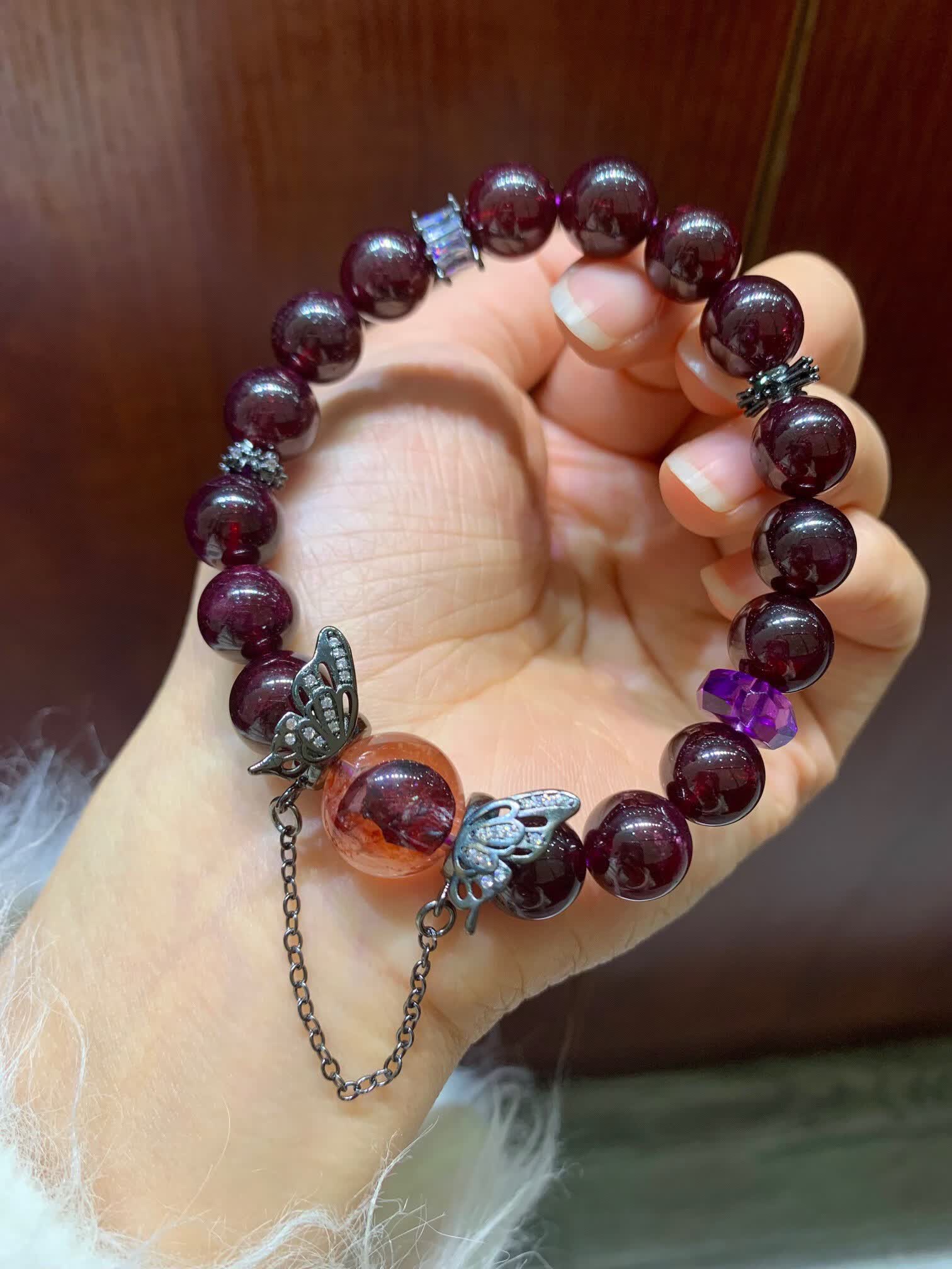 怀音酒红石榴石手链 大颗10mm石榴石红胶花水晶手串女款蝴蝶饰品 款