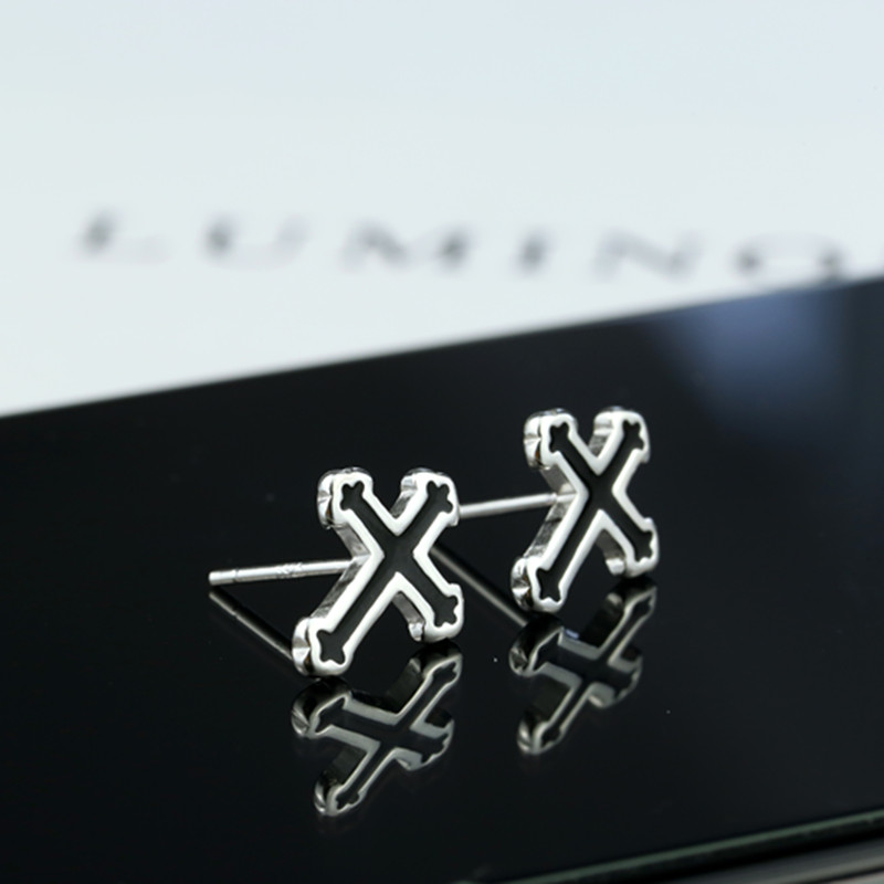 银黑色烤漆十字架耳钉学生单只耳环 银十字架黑色耳钉单只价 银耳塞
