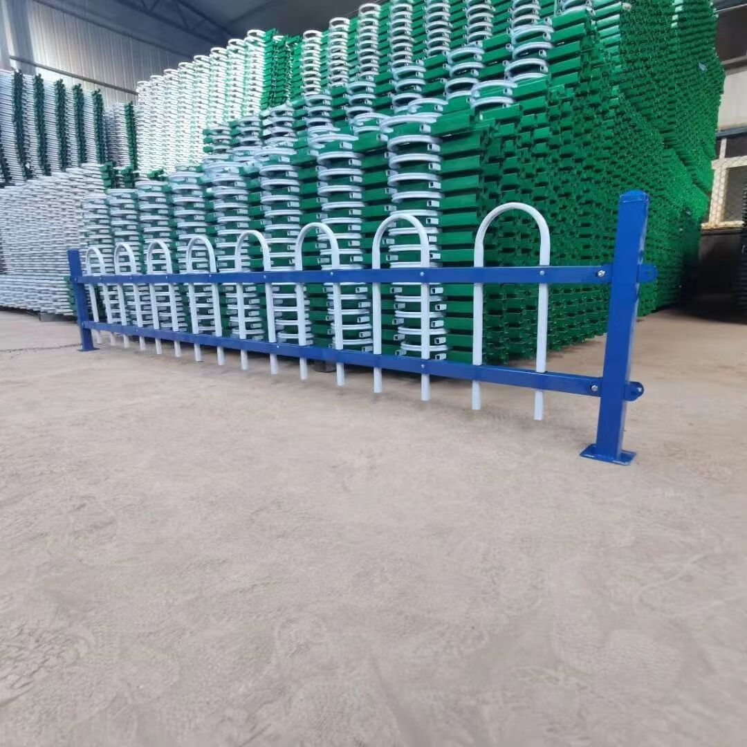 卫冕锌钢草坪护栏绿化带围栏u型铁艺栅栏市政园林庭院花园隔离铁栏杆