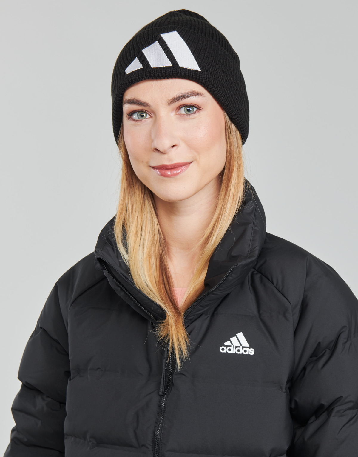 阿迪达斯(adidas)时尚女装休闲运动短款立领拉链羽绒服百搭黑色2021秋