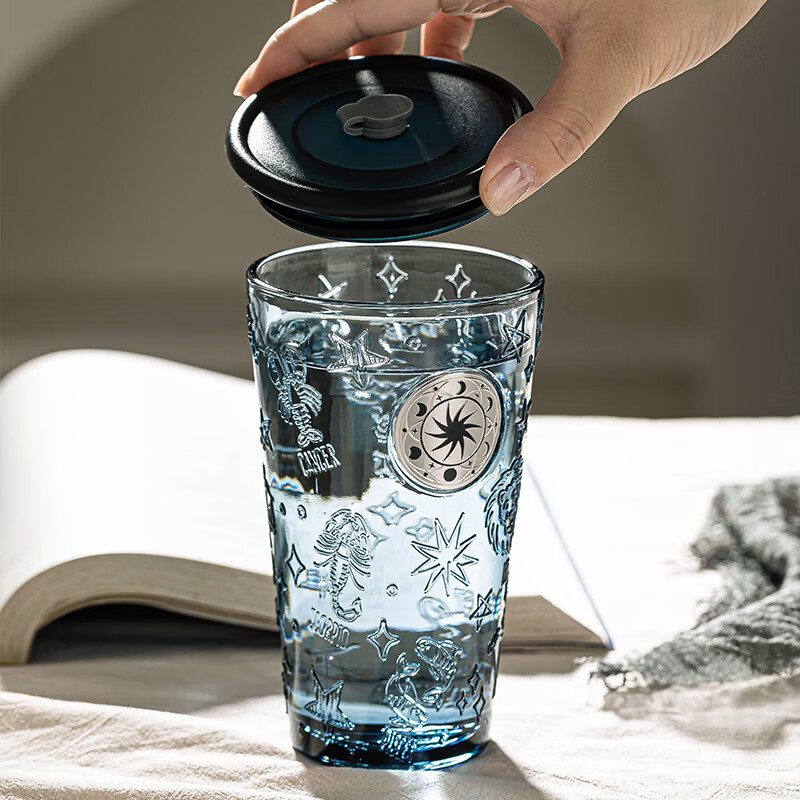 乐唯诗(NERVISHI)大容量网红吸管杯绿色冰美式咖啡玻璃杯有盖高颜值创意浮雕水杯子 墨兰星座杯【金色印章】 450ml 1只