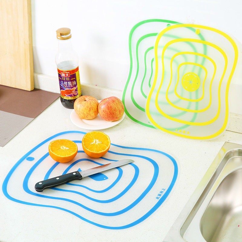 巧尊（QIAOZUN） 厨房家用多功能切菜板擀面板案板塑料切水果板防滑防水透明彩板 中号【1个装】