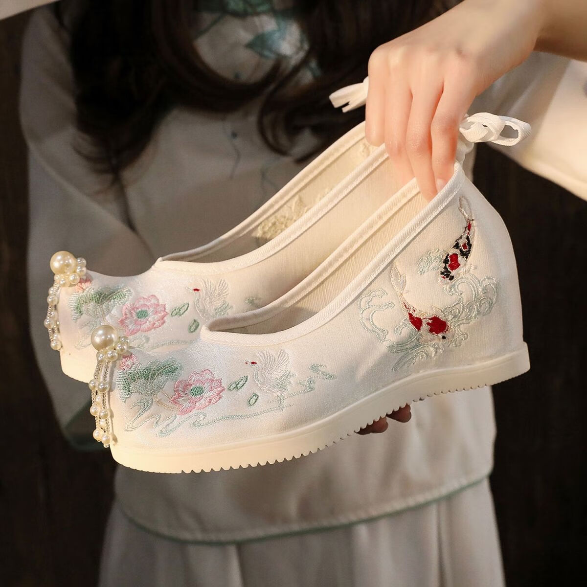 琉凤搭配马面裙的鞋汉服鞋子女学生古风绣花鞋女搭配汉服内增高古軛閼 荷花（6.6cm）坠珠白色 37属于什么档次？