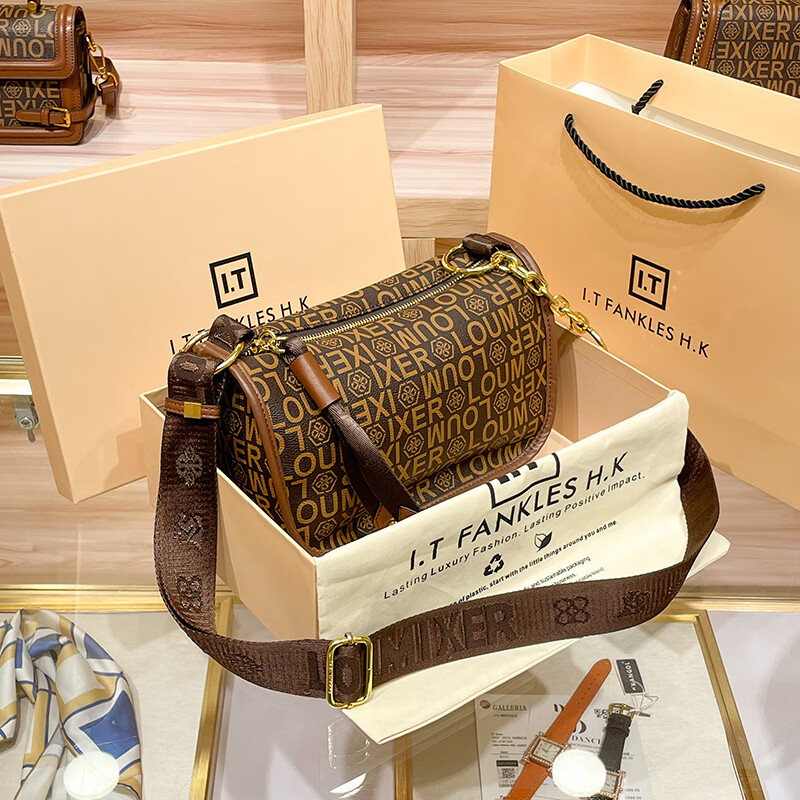 lvboying香港真皮女包2024春夏新款网红爆款饺子包百搭宽带单肩斜挎包