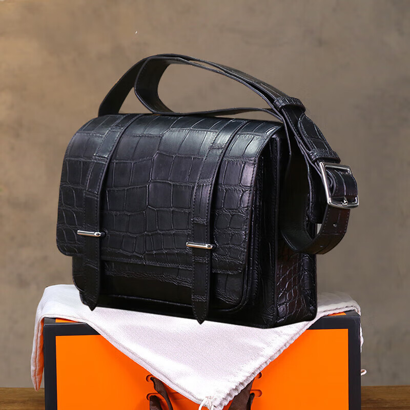 莱肯驰哑光鳄鱼皮小号男士单肩斜挎包翻盖头时尚休闲男人包包黑色