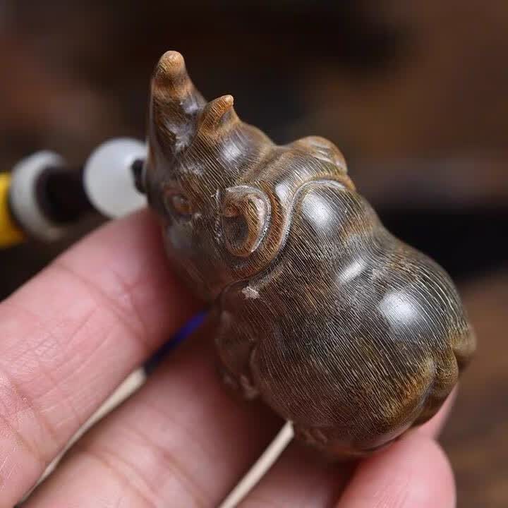 樱优天然老牦牛角射天角角艺雕刻件小犀牛摆件手把件车挂收藏级文玩