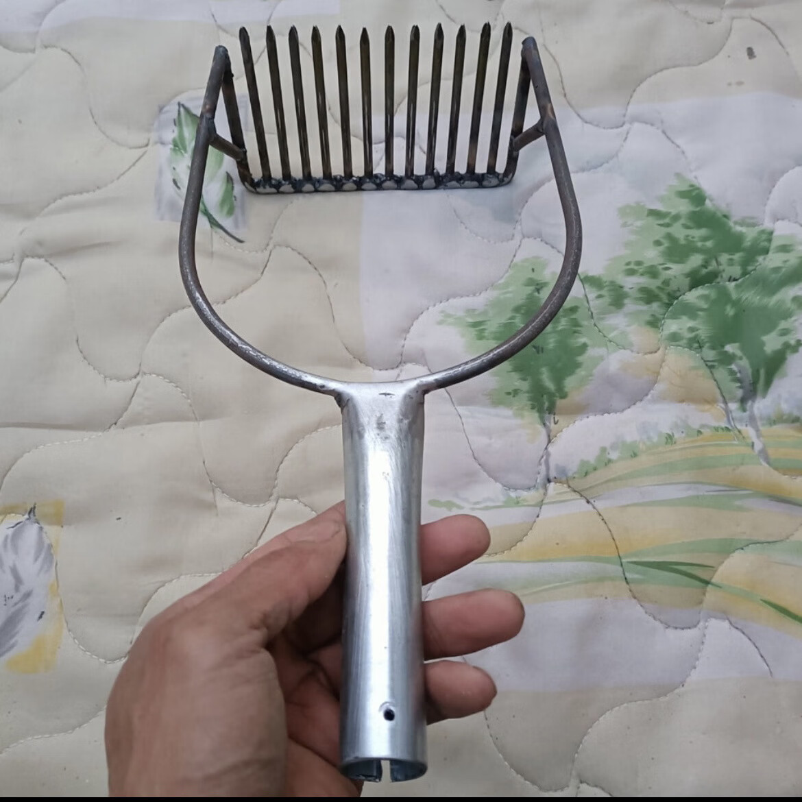 山头林村摘枣柏树籽神器摘摘酸枣摘柏果摘摘酸枣摘柏籽采摘 只发铁架