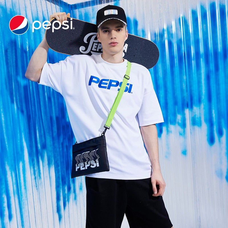 百事(pepsi)斜挎包男潮牌休闲单肩包男生轻便信封包男女字母印花斜