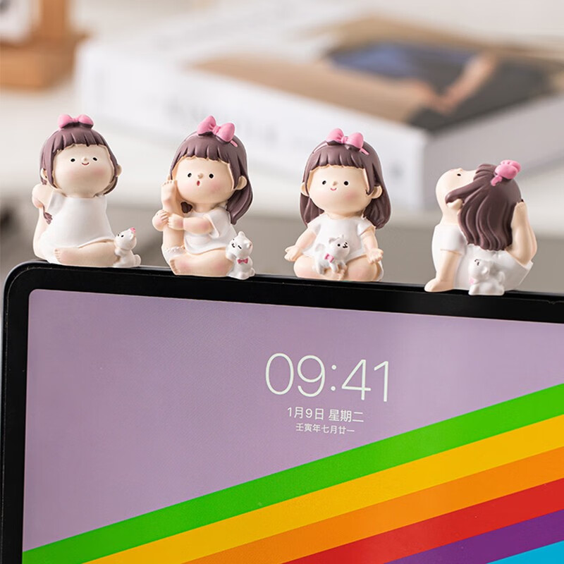 室电脑桌面显示器工位装饰解压治愈系手办 一群女孩子趴在电脑上看你