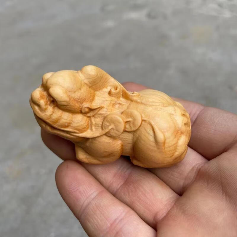 崖柏木雕招财貔貅手把件实木雕刻居家客厅电视柜红木工艺品小摆件