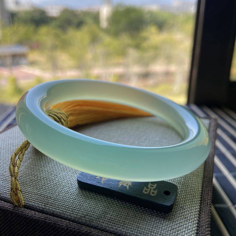 帛灵 原色湖水绿玉髓圆条手镯冰种水润浅绿玛瑙镯子女款百搭翡翠色