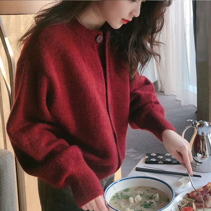 予瑾  本命年红衣服女外套少女设计感小众复古红毛衣秋冬加厚宽松洋气