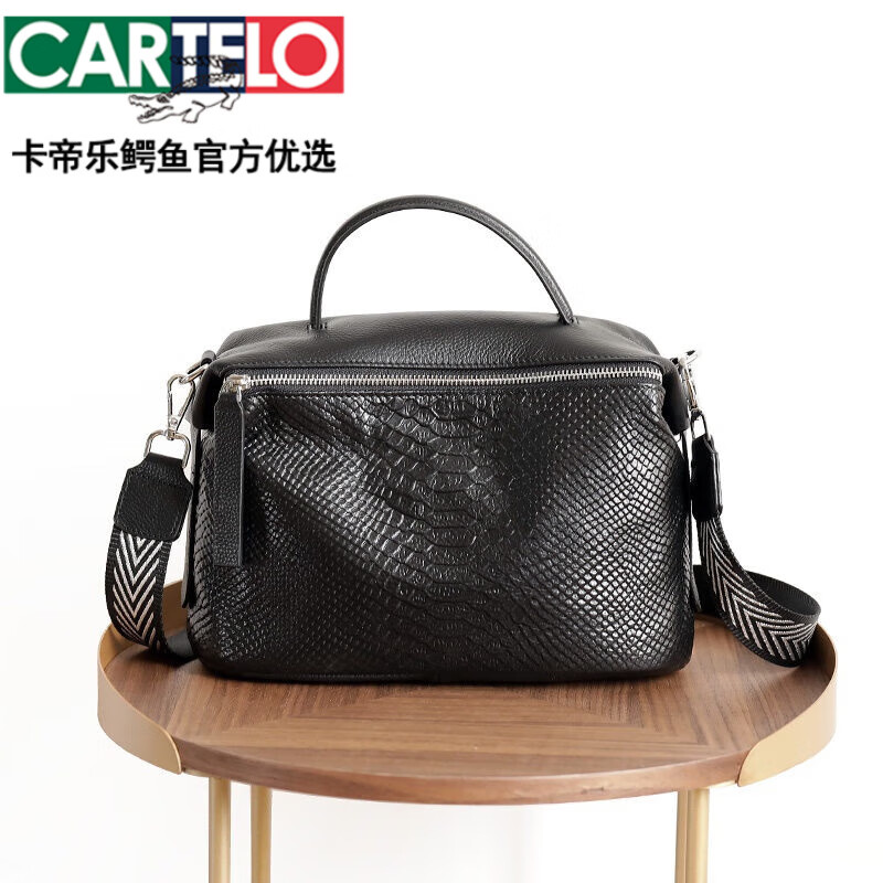 卡帝乐鳄鱼(cartelo)2022春夏季蛇纹头层牛皮真皮双肩带单肩斜挎手提
