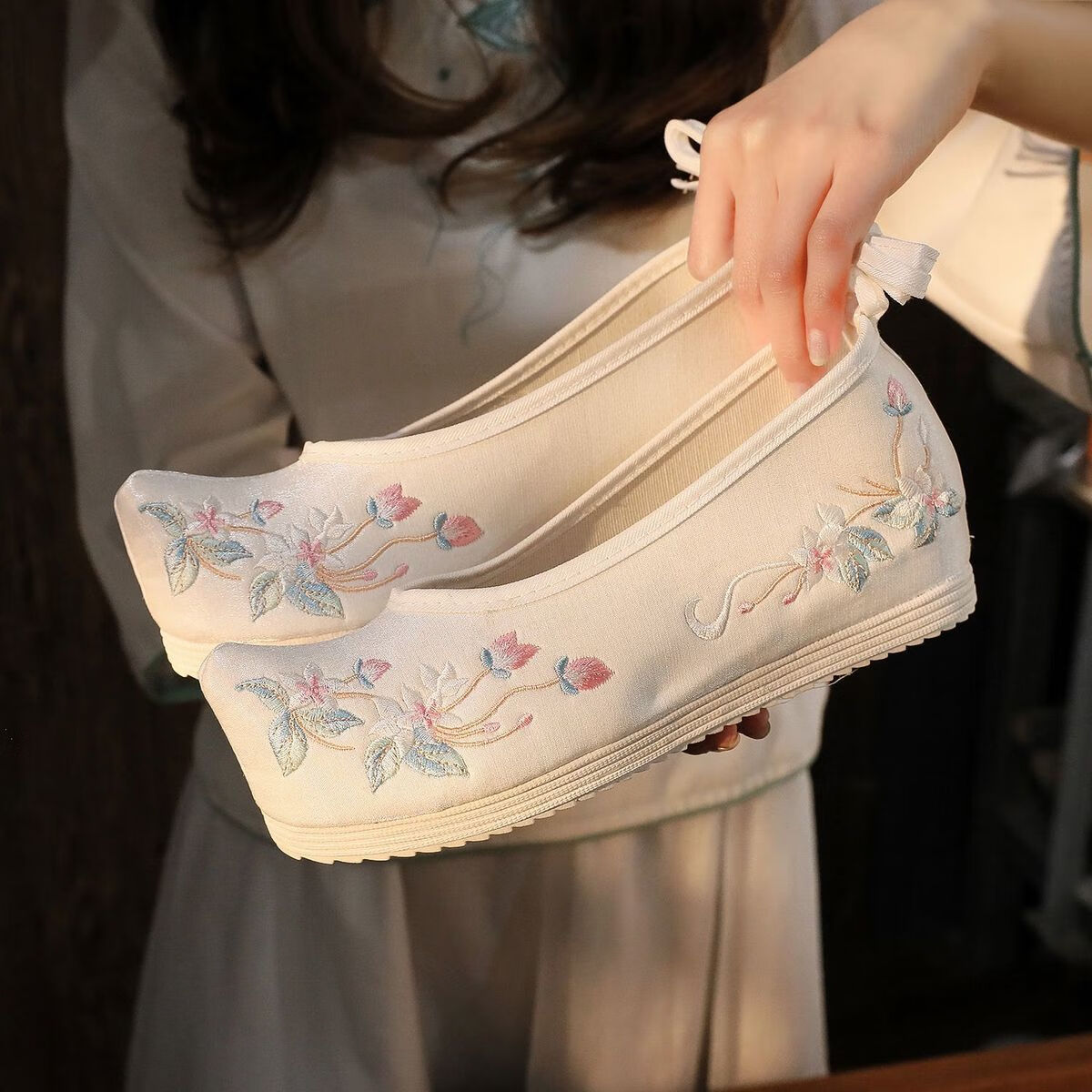 琉凤搭配马面裙的鞋汉服鞋子女学生古风绣花鞋女搭配汉服内增高古軛閼 眷烟白色 37高性价比高么？