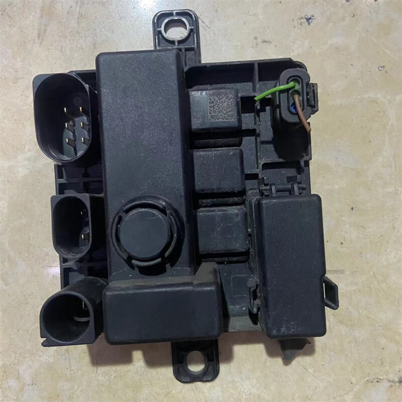 屋本宝马3系f355系f18f07x5e70x6e71f20电源电脑前保险盒集成供电模块