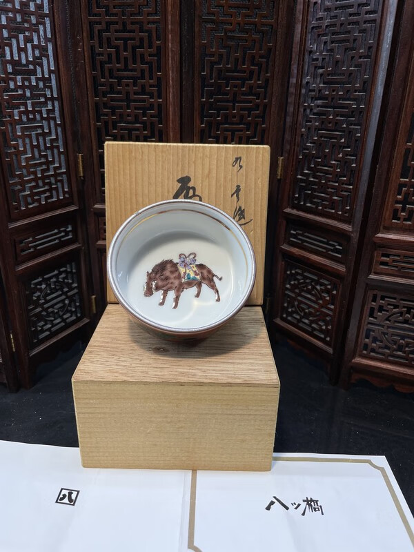 hywlkj九谷荣山作赤釉绿交趾松竹梅内交趾釉彩绘干支猪生肖茶杯水杯c