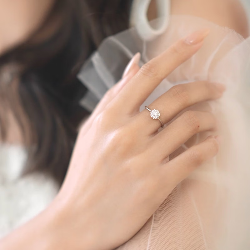 周大福七夕情人节礼物宠爱捧花钻戒18K金镶钻石戒指 婚戒12号 U181064
