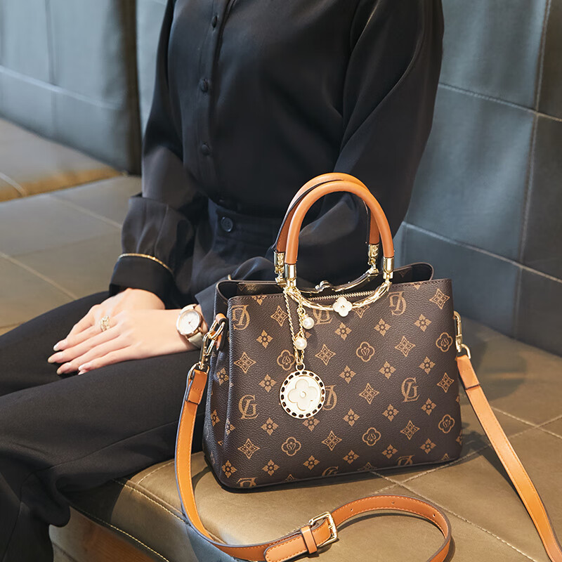 法式质感手提女包时尚百搭大容量字母单肩斜挎包包女 四叶草黄配即