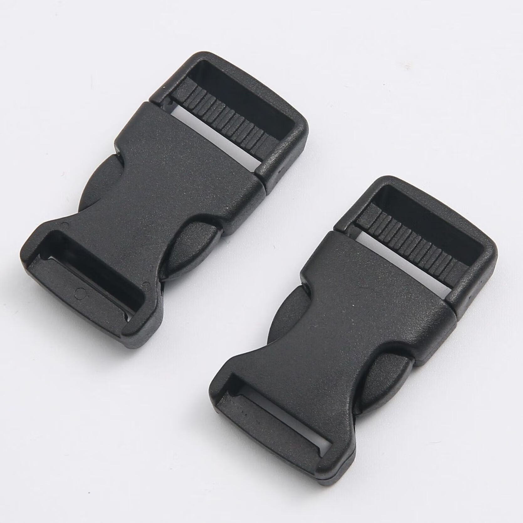 立东电器获得防松脱电源线插头组件专利卡扣式固定组件的规划运用户无需额定东西然后大大简化了插头的装置和拆开进程用户可以轻松操作