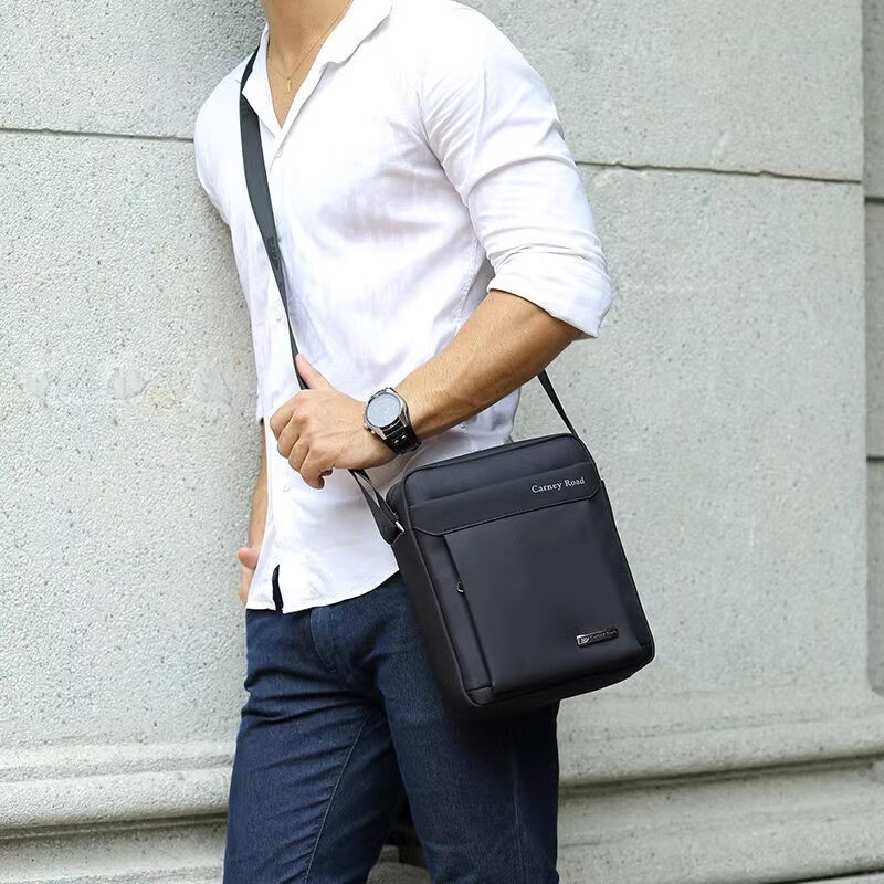 CARNEY ROAD卡尼路出口高品质男士单肩包男斜挎包出差商务背包防水牛津布包  咖啡大号（宽20*高25.5*厚7cm）