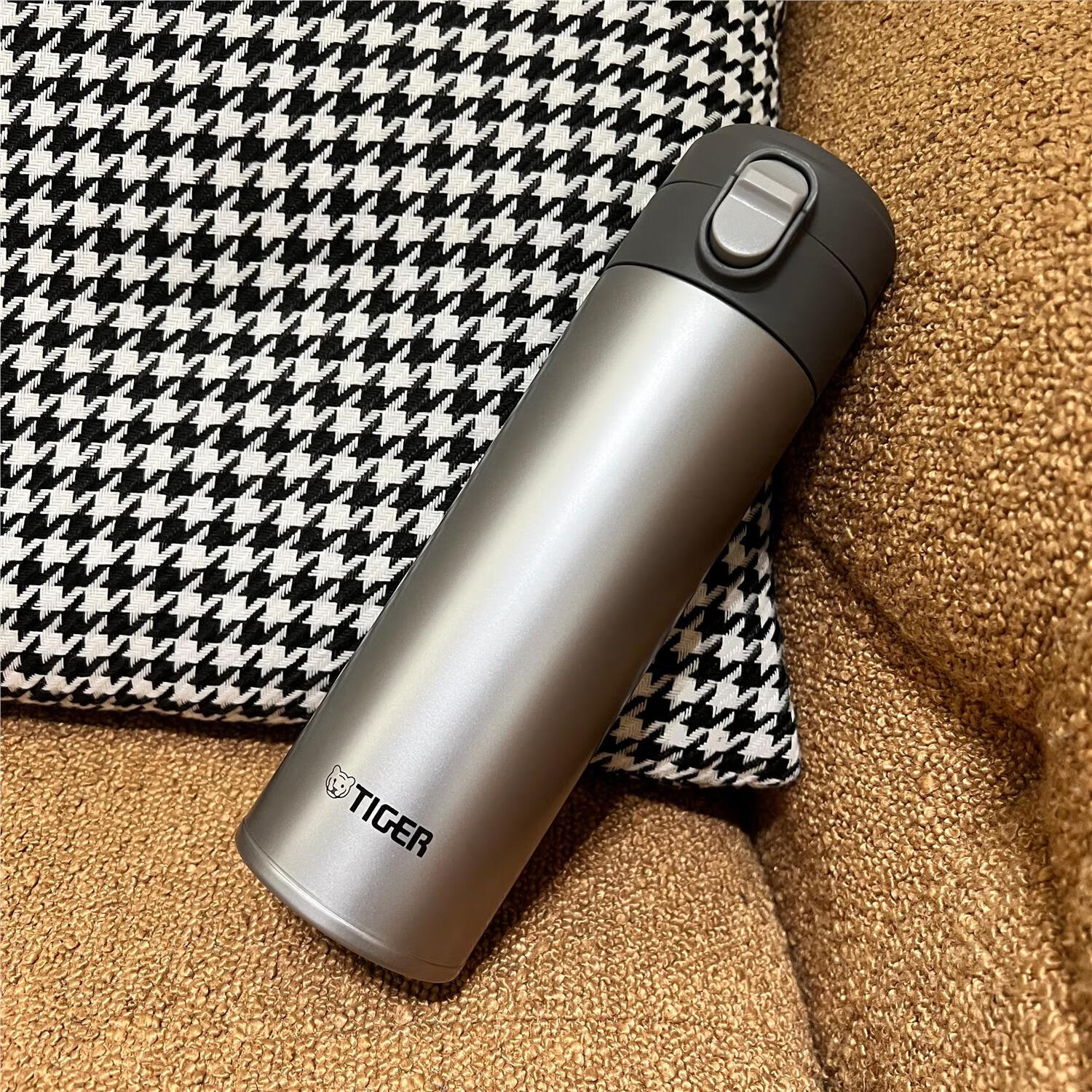 虎牌香港直郵鈦杯彈跳保溫杯一鍵開(kāi)啟便攜簡(jiǎn)約車(chē)載泡茶水杯 鈦灰色 480ML