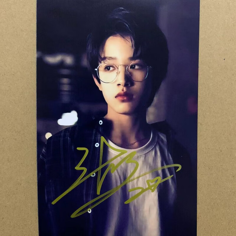 正 tf家族三代张极亲笔签名照片周边海报 张极签名照明信片 01