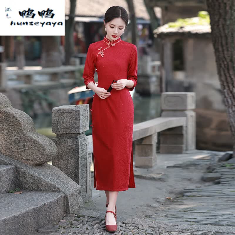 混色鸭鸭外嫁女回娘家旗袍红色礼仪小姐服迎宾颁奖中国红礼服走秀演出服装 6800-红 M属于什么档次？