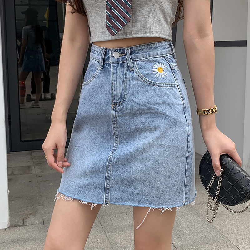radinka2024夏新款小雏菊绣花牛仔裙女高腰a字半身裙短款修身毛边裙