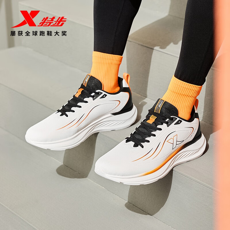 特步跑步鞋男鞋25年秋冬革面跑鞋耐磨防滑轻盈耐磨休闲运动通勤鞋子男 帆白/黑/熔岩橙 42