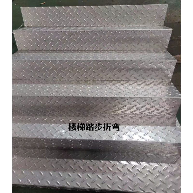 定制镀锌花纹板 铁板花纹板 压花防滑钢板切割折弯焊接楼梯踏步板加工